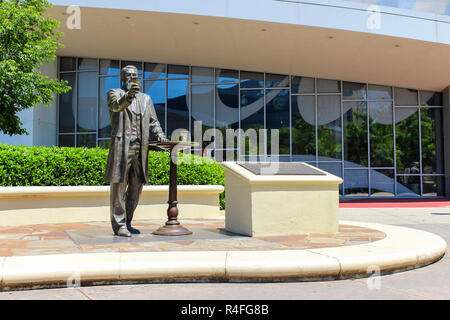 Il dott. John S. Pemberton statua che si trova nella parte anteriore del Mondo di Coca Cola in una giornata di sole Foto Stock