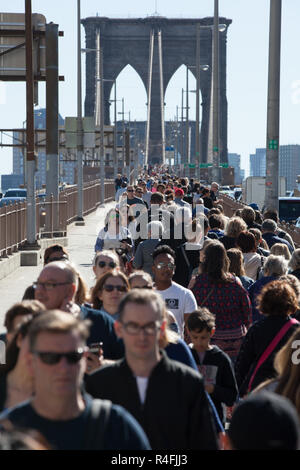 Pedoni sul ponte di Brooklyn, New York City Foto Stock
