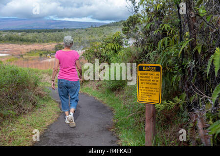 Parco Nazionale dei Vulcani delle Hawaii, Hawaii - Un segno avverte di fumi pericolosi da banche di zolfo nei pressi del vulcano Kilauea. Foto Stock