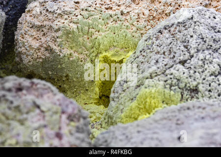 Parco Nazionale dei Vulcani delle Hawaii, Hawaii - cristalli di zolfo puro presso le banche di zolfo nei pressi del vulcano Kilauea. Il biossido di zolfo (SO2) e e idrogeno Foto Stock