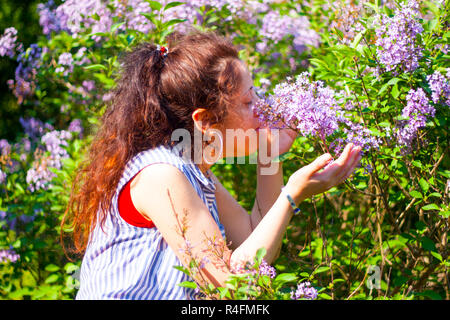 Giovane donna profumati fiori. Istanbul, Turchia. Foto Stock