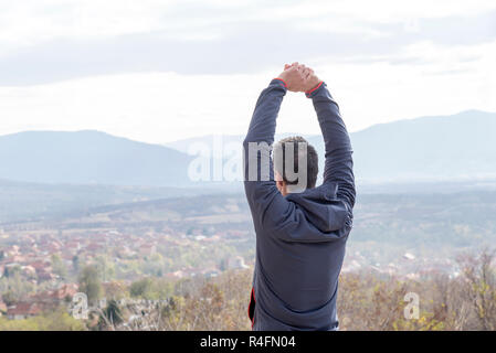 L'uomo godendo della vista Foto Stock