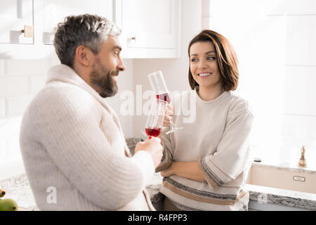 Coppia romantica a casa Foto Stock