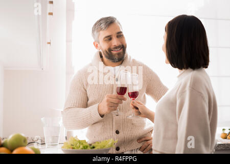 Adulto Giovane godendo di vino Foto Stock