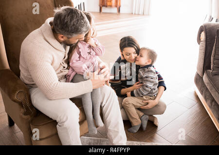 La famiglia felice con i bambini Foto Stock