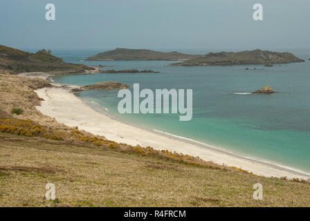 Stupenda vista baia grande e piccola baia, St Martin's, Scilly, con spiagge di sabbia, mare blu e bianca Isola Foto Stock