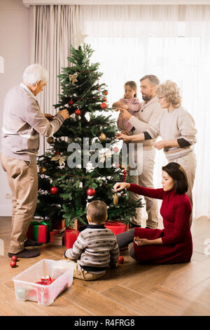 La famiglia felice decorazione albero di Natale Foto Stock