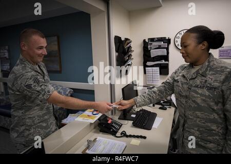 Master Sgt. Tracey McLendon, 23d supporto medico di volo squadrone chief di imaging diagnostico, riceve una tessera di identificazione da Senior Airman Jeffrey Nelligan, 355a supporto medico diagnostico squadrone di immaginare il tecnologo, Ott. 24, 2016 a Moody Air Force Base, Ga. Il 23d MDSS Immagini diagnostiche radiologiche specialisti utilizzano una tecnologia sofisticata per catturare le immagini del corpo umano per assistere i medici nella diagnosi dei pazienti in modo rapido e preciso. Foto Stock