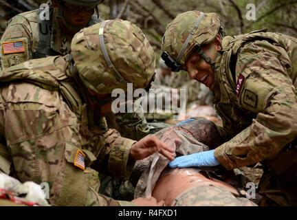 1LT. Michael Kehoe e Sgt. 1. Classe Ismael Rodriguez, che rappresenta il trentesimo Medical brigata, fornire un primo aiuto a un paziente simulato durante gli Stati Uniti Dell'esercito Medic migliore concorrenza a Camp Bullis, Texas, 25 ottobre 2016. Foto Stock