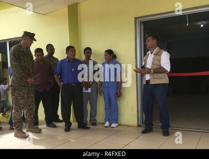 Stati Uniti Marine Col. Thomas Prentice, comandante di scopo speciale Air-Ground Marine Task Force - Comando Sud e Alberto Haylock, estrema destra, governatore di Gracias a Dios, partecipare alla cerimonia di apertura del rinnovato recentemente Puerto Lempira ospedale di Puerto Lempira, Honduras, Ottobre 27, 2016. Rinnovando l'ospedale era uno dei tanti progetti di ingegneria i Marines e i marinai di SPMAGTF-SC eseguita mentre si lavora al fianco di honduregni ingegneri durante i sei mesi di distribuzione per l'America centrale. La missione di SPMAGTF-SC è di costruire la capacità del partner e il supporto della sicurezza regionale la cooperazione, Foto Stock