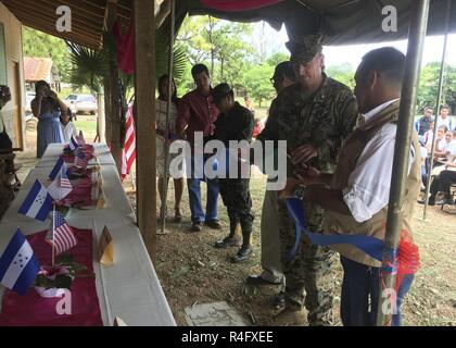 Stati Uniti Marine Col. Thomas Prentice, comandante di scopo speciale Air-Ground Marine Task Force - Comando Sud e Alberto Haylock, destra, governatore di Gracias a Dios, commemorare l'apertura dell'ala finita della Republica de Cuba School durante una cerimonia del taglio del nastro in Puerto Lempira, Honduras, 25 ottobre 2016. Rinnovando l'ospedale era uno dei tanti progetti di ingegneria i Marines e i marinai di SPMAGTF-SC eseguita mentre si lavora al fianco di honduregni ingegneri durante i sei mesi di distribuzione per l'America centrale. La missione di SPMAGTF-SC è di costruire la capacità del partner e il supporto Foto Stock