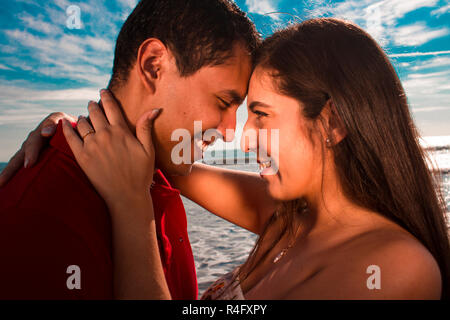 Felicemente insieme coppia giovane da spiaggia Foto Stock