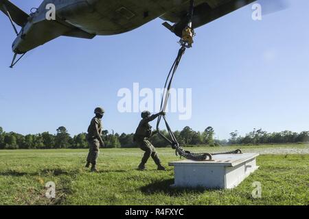 Stati Uniti Marine Corps Lance Cpl. Troy Lewis, sbarco specialista di supporto, sinistro e Lance Cpl. Tyler R. Dabney, atterraggio Assistenza specialistica, 2a supporto di trasporto battaglione (TSB), combattere la logistica reggimento 2, 2° Marine Logistics Group, partecipare in elicottero il team di supporto la formazione a zona di atterraggio Albatross su Camp Lejeune, N.C., 2 maggio 2017. 2a TSB ha condotto la formazione al fine di mantenere la prontezza operativa. Foto Stock