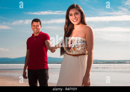 Felicemente insieme coppia giovane da spiaggia Foto Stock
