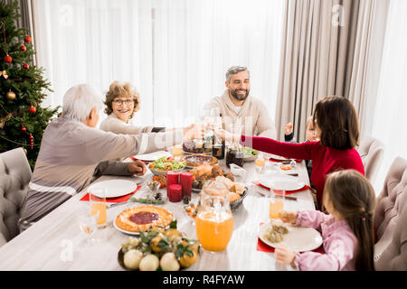 Famiglia godendo la cena di Natale Foto Stock