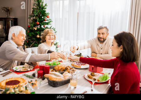 Famiglia godendo la cena di Natale Foto Stock