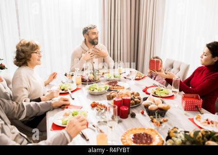 Famiglia lo scambio di regali di Natale Foto Stock