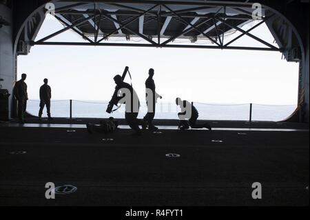 Oceano Pacifico (3 maggio 2017) Marines dal XV di Marine Expeditionary Unit (MEU) eseguire la simulazione di lanciagranate esercizi in hangar bay dell'assalto anfibio nave USS America (LHA 6). 1.800 marinai e 2.600 marines assegnato all'America anfibio gruppo pronto (ARG) e il quindicesimo MEU stanno attualmente conducendo un composito unità di addestramento Esercizio (COMPTUEX) al largo della costa della California del Sud in preparazione per la ARG della distribuzione entro la fine di quest'anno. L'America ARG è costituito d'America, il dock anfibio sbarco nave USS Pearl Harbor (LSD 52) e il trasporto anfibio dock U Foto Stock