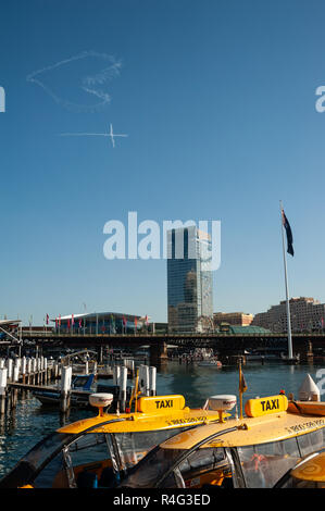 18.09.2018, Sydney, Nuovo Galles del Sud, Australia - giallo taxi d'acqua sono ancorate a Darling Harbour con il ponte Pyrmont nel contesto. Foto Stock