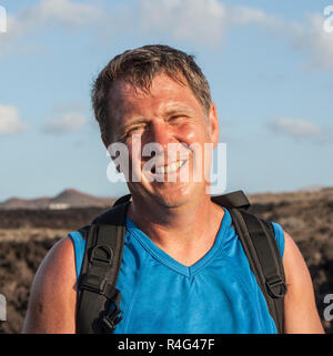 L'uomo sul sentiero a piedi nell'area vulcanica Foto Stock