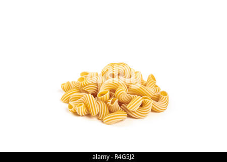 Pasta cavatappi con strisce isolati su sfondo bianco. Foto Stock