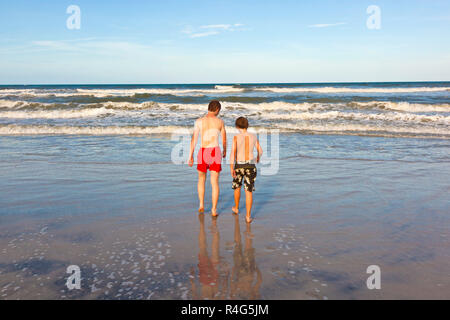 Ragazzi divertirsi nel bellissimo mare Foto Stock