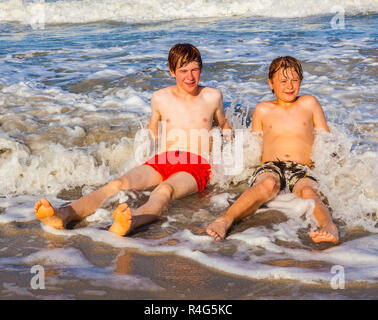 I ragazzi hanno un divertimento nel bellissimo mare Foto Stock