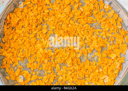 Abstract soft focus agricoltore pratica fetta tagliata di Zingiber,Curcuma radice di zenzero Cassumunar, radice di bengala,Zingiberaceae, curcuma per asciugatura.Il locale f Foto Stock