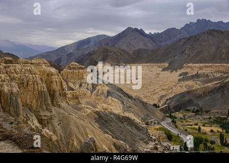 Trekking in moonscape nei pressi di Lamayuru, Ladakh, India Foto Stock