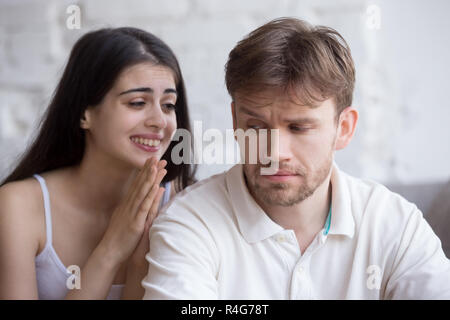 Donna attraente scusandosi per l uomo dopo la querelle Foto Stock