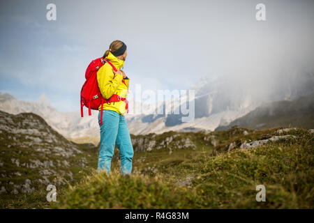 Piuttosto, giovani donne escursionista camminare in alta montagna (SHALLOW DOF) Foto Stock