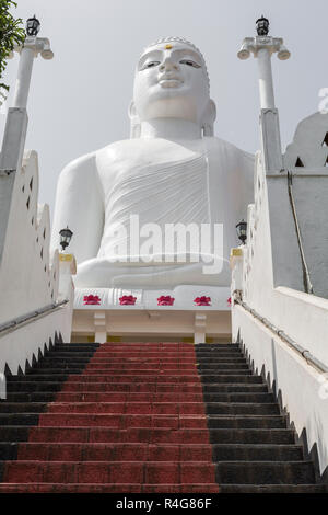 Bahirawakanda Sri Maha Bodhi, Kandy, Sri Lanka. Il tempio è molto collinosa luogo di Kandy e è un centro per effettuare relazioni buddista Foto Stock