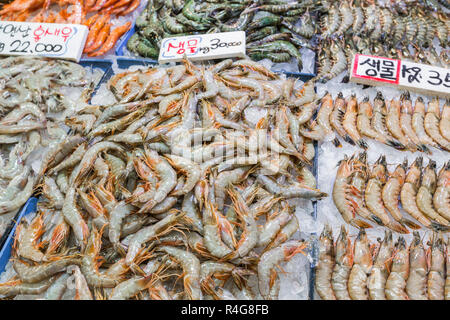 Noryangjin Pesca Mercato all'ingrosso , espansiva di commercio all'ingrosso e vendita al dettaglio del mercato con bancarelle che offrono centinaia di tipi di pesce e frutti di mare. Foto Stock