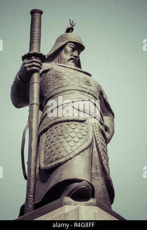 Statua di Ammiraglio Yi Sunsin su Gwanghwamun plaza a Seul, in Corea del Sud. Foto Stock