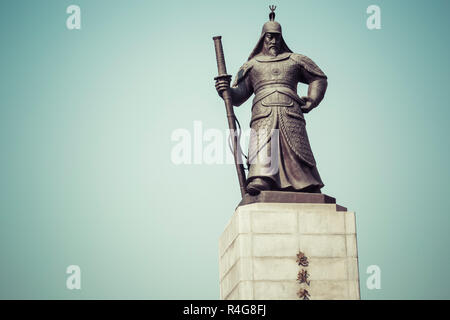 Statua di Ammiraglio Yi Sunsin su Gwanghwamun plaza a Seul, in Corea del Sud. Foto Stock