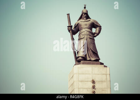 Statua di Ammiraglio Yi Sunsin su Gwanghwamun plaza a Seul, in Corea del Sud. Foto Stock