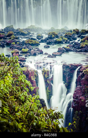 Le maestose Cascate di Iguazu, una delle meraviglie del mondo Foto Stock