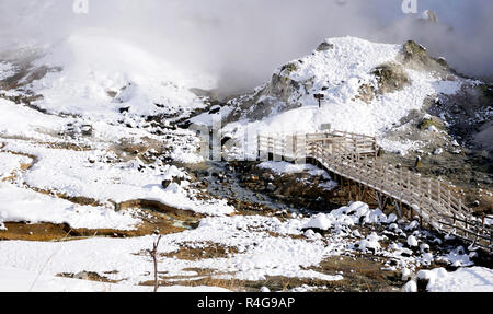 Noboribetsu Onsen valle dell'inferno e ponte inverno Neve Foto Stock