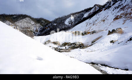 Noboribetsu Onsen valle dell'inferno bianco neve invernale in montagna Foto Stock