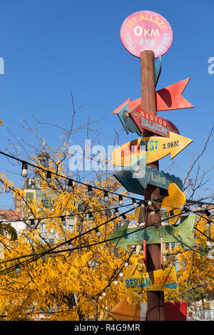 Cartello in outdoor cafe in Erzsebet Park, Budapest, Ungheria Foto Stock