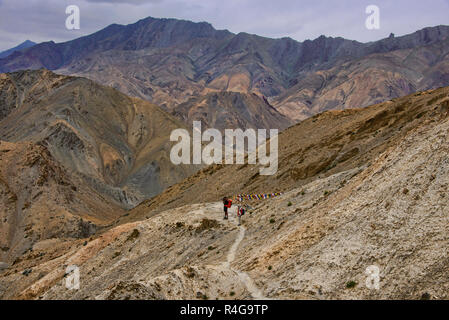 Trekking in moonscape nei pressi di Lamayuru, Ladakh, India Foto Stock
