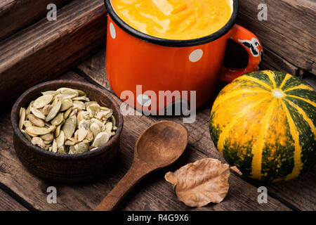 Autunno vegetariano zucca minestra di crema in una tazza di metallo. Cibo di autunno Foto Stock