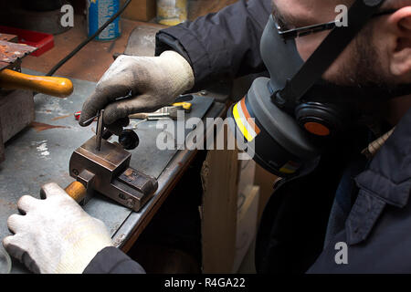 Impianto di artigiano produce componenti per le macchine. Foto Stock