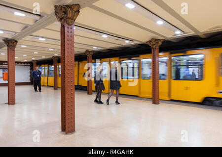 Treno passa attraverso l opera della stazione della metropolitana, Budapest, Ungheria Foto Stock