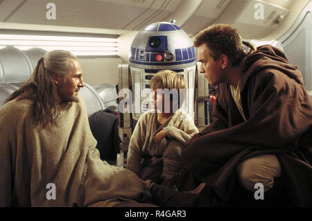 STAR WARS: Episodio 1 - La minaccia fantasma 1999 Lucasfilm produzione con da sinistra: Liam Neeson, Jake Lloyd, Ewan McGregor Foto Stock