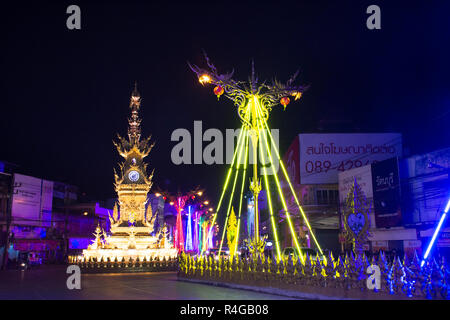 Chiang Rai-clock tower e la sinfonia di luce spettacolari colori e suoni per mostrare i viaggiatori persone a Chiangrai city il 21 febbraio 2018 in Chiang R Foto Stock