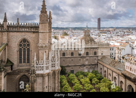 Cattedrale di Siviglia e circondante la sezione della città di Siviglia, dal punto di vista della Giralda torre campanaria, Siviglia, in Andalusia, Spagna Foto Stock