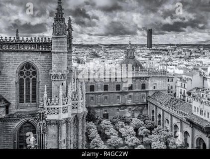 Cattedrale di Siviglia e circondante la sezione della città di Siviglia, dal punto di vista della Giralda torre campanaria, Siviglia, in Andalusia, Spagna Foto Stock