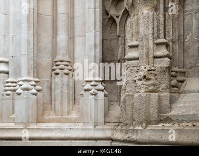 Esempi di lavori di restauro completato (mostrata a sinistra) sulla parte esterna della Cattedrale di Siviglia, Siviglia, in Andalusia, Spagna Foto Stock