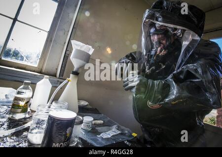 Stati Uniti Sondaggio dell esercito membro del team Sgt. Joseph A. Bercovic, XXI armi di distruzione di massa supporto Destruction-Civil Team, New Jersey Guardia nazionale, guarnizioni di un contenitore di prova a una simulazione della scena del crimine durante un esercizio di formazione a Fort Hancock e Sandy Hook Proving Ground Pietra Miliare Storica Nazionale, Sandy Hook, N.J., Sett. 25, 2018. Il ventunesimo WMD-CST sostenere le autorità civili a uomo o a catastrofi naturali mediante identificazione chimica, biologica, radioattiva e sostanze nucleari, nonché valutare le conseguenze, informate sulle misure di risposta e assistenza nella richiesta di follow-su forze. (New Jersey compit Foto Stock
